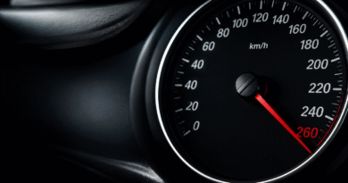 Prečo majú mnohé autá tachometer až do 260 km/h?